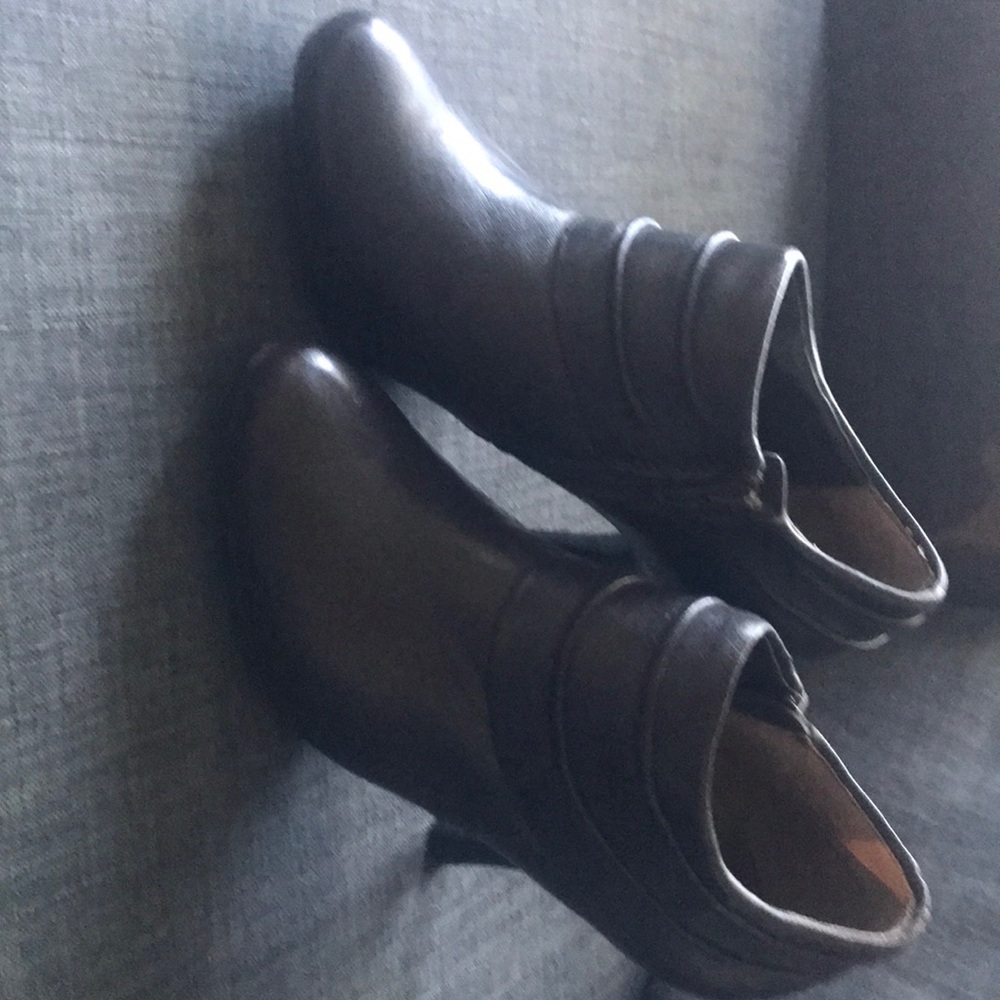 Dark brown leather shooties! Zip entry. Size 7